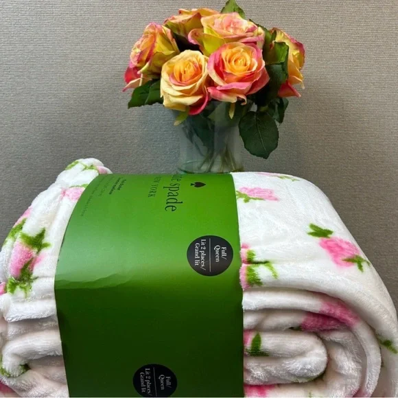NWT Kate Spade New York Full Queen
Plush Blanket Ditsy Rose Floral Blanket - Picture 4 of 8